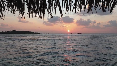 Stunning slow motion of romantic sunset in Maldives Vídeo Stock 279839853