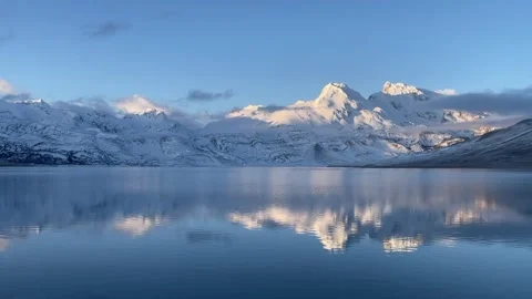 Stunning snow mountain reflection in Tibet Plateau lake Видео 333350240
