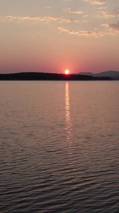 Stunning solar eclipse sunset over Cuerda del Pozo Reservoir in Spain Видео 342554739