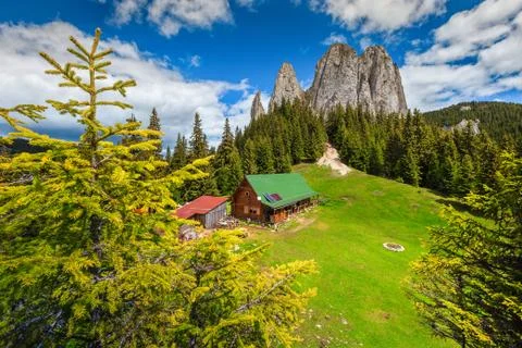 Stunning summer landscape with high cliffs and wooden hut, Romania Foto stock