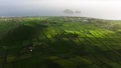 Stunning sunset aerial view of patchwork surrounding Pico Dona Joana, Terceira 스톡 동영상 299775460