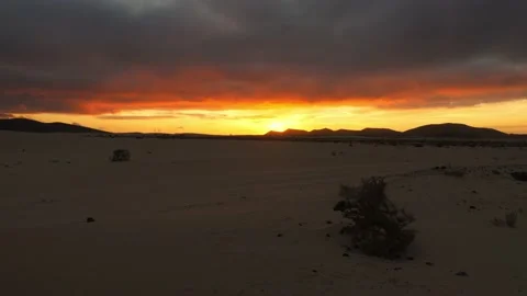 A stunning sunset in the desert 库存影片 211391196