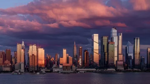 Stunning Sunset with Full Moon Rising Over Midtown Manhattan 库存影片 249207169
