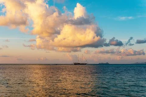 A stunning sunset low-key panoramic view of a boat in the sea. Foto stock