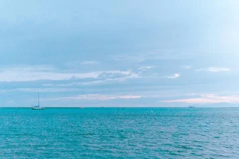 A stunning sunset low-key panoramic view of a boat in the sea. Foto stock