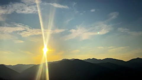 Stunning Sunset over Mountain Range with Dramatic Lens Flare Stock-Footage 335984587