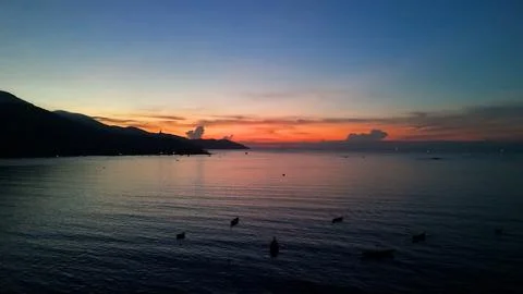 Stunning sunset over the ocean in da nang, vietnam, with silhouettes of fishing Foto stock