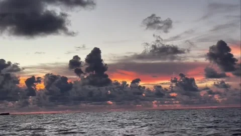 Stunning sunset over the ocean with dramatic clouds Vidéo 334084994