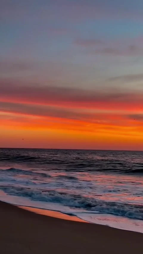 Stunning sunset over the ocean waves at the beach Stockbeeldmateriaal 334084452