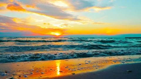 Stunning sunset over ocean waves. A mesmerizing view of the sun setting over a Foto stock