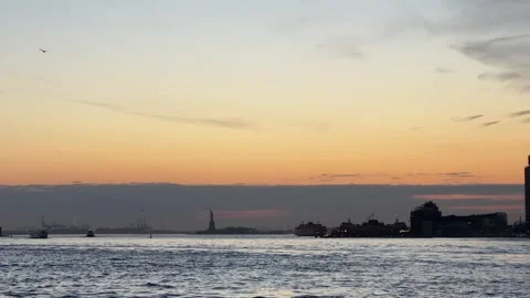 A Stunning Sunset Over the Water Complemented by a Beautiful City Skyline Nearby Vidéo 291510381