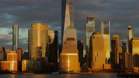 Stunning sunset paints the sky over the iconic New York City skyline Vidéo 291635593