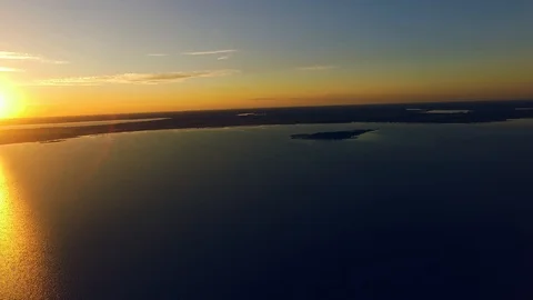 Stunning sunset. Reflection of sunlight on lake. Beautiful view from above 스톡 동영상 105254770
