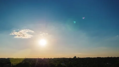 Stunning sunset timelapse over urban cityscape with sun slowly descending b.. Stockbeeldmateriaal 334658596
