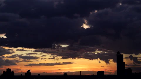 A stunning time-lapse captures the sunset painting the capital city in gold.. 스톡 동영상 319838915