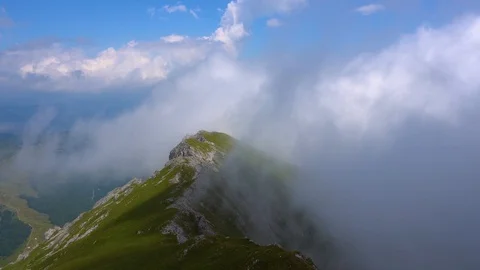 Stunning time lapse of clouds rising against a mountain peak Video stock 118085270