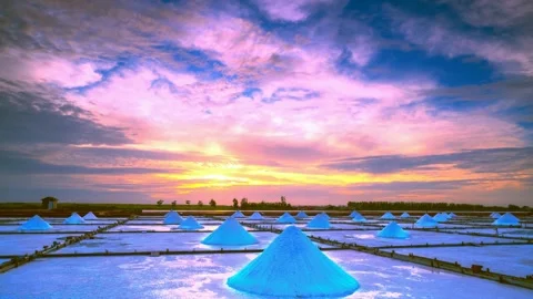 Stunning time-lapse of salt flats under dramatic sunrise sky with moving cl.. Stock Footage 341131523