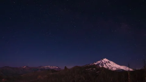 Stunning Time Lapse of snowcapped Mt. Jefferson at night stars rotate overhead Stockbeeldmateriaal 329531519
