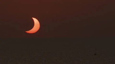 Stunning Timelapse of Solar Eclipse at Sunset Over Ocean 스톡 동영상 343091283