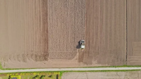 Stunning Top down aerial of Tractor plowing a plot of empty land. Drone Vídeos de archivo 240634974