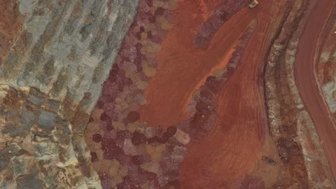 Stunning top down aerial view of a vast open pit bauxite mine. Large dump Vídeo Stock 331632879