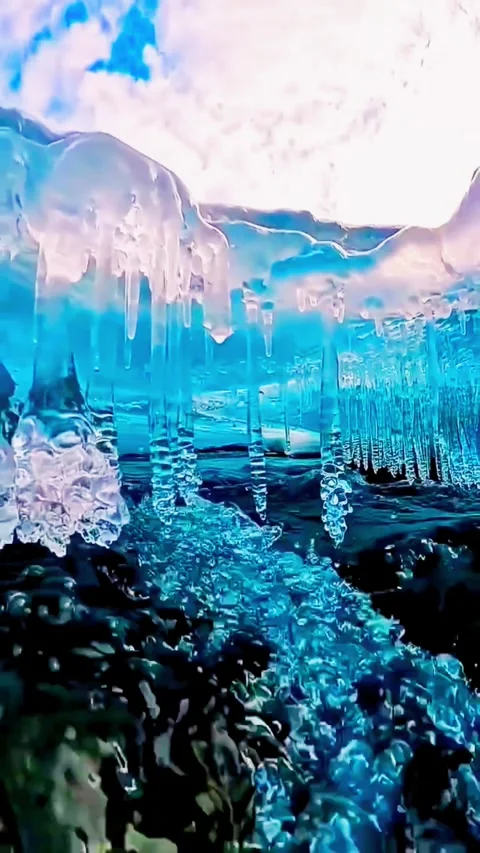 Stunning underwater perspective of blue frozen waterfall and icicles in win.. Stock-Footage 333607074