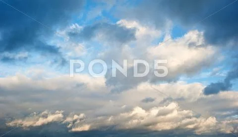 Stunning vibrant sky with beautiful cloud formations Stock Photos