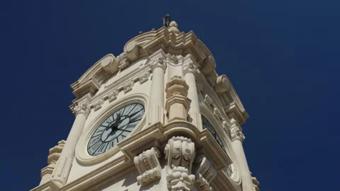 A stunning view of the Edificio Correos clock, where the Mascleta took Vidéo 267958973