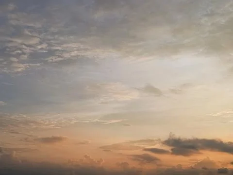 A stunning view of the evening sky featuring soft clouds illuminated by warm sun Foto stock