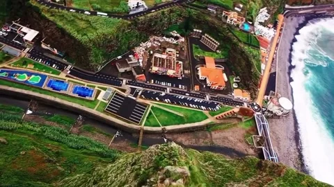 A stunning view featuring a dramatic volcanic landscape Vidéo 328980918