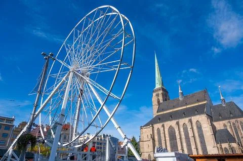 A stunning view of the Ferris wheel in the square in front of St. Bartholom.. Stock Photos