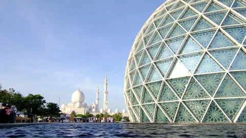 Stunning view of iconic Sheikh Zayed Mosque in Abu Dhabi. Stock Footage 306411510