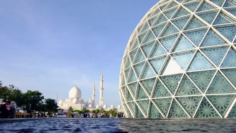 Stunning view of iconic Sheikh Zayed Mosque in Abu Dhabi. Stock Footage 311898025