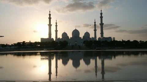 Stunning view of iconic Sheikh Zayed Mosque in Abu Dhabi. Stock Footage 313348189