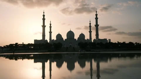 Stunning view of iconic Sheikh Zayed Mosque in Abu Dhabi. Stock Footage 316678010