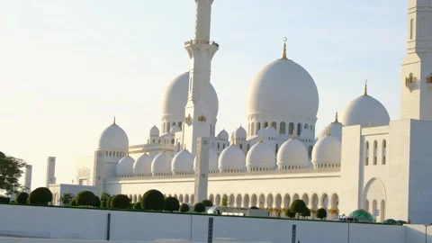 Stunning view of iconic Sheikh Zayed Mosque in Abu Dhabi. Stock Footage 319030018
