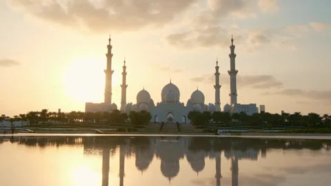 Stunning view of iconic Sheikh Zayed Mosque in Abu Dhabi. Stock Footage 320293943
