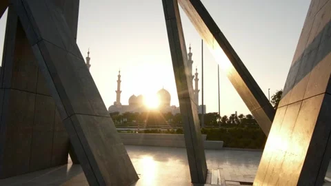Stunning view of iconic Sheikh Zayed Mosque in Abu Dhabi. 動画素材 321524068