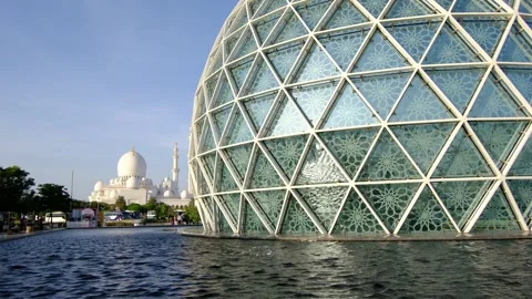 Stunning view of iconic Sheikh Zayed Mosque in Abu Dhabi. Stock-Footage 327860389