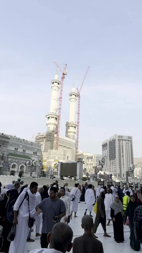 Stunning View of Makkah Clock Tower and Pilgrims Vídeo Stock 337507585
