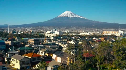Stunning View of Mount Fuji Over Beautiful Suburban Landscape 스톡 동영상 323273296