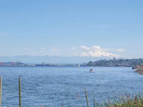 Stunning view of Mount Rainier over the sea with a small boat in Ruston, WA,  Fotos Stock