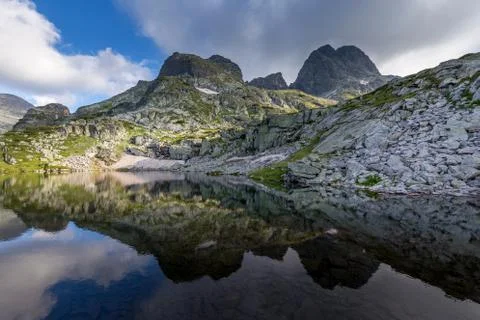 Stunning view with reflection of the mountain in the lake at Rila mountain in Foto stock