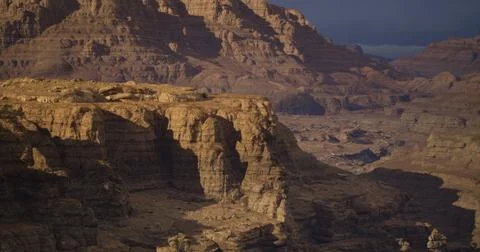 Stunning view of rugged cliffs at sunset in a mountainous landscape Ilustración de archivo