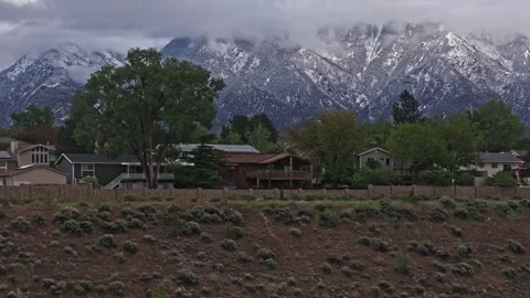 Stunning view from snow covered Wasatch Mountains on a Hill Neighborhood in Vídeo Stock 337907358