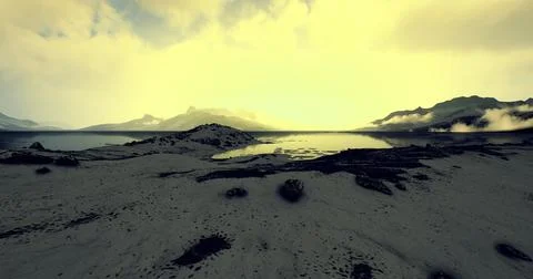 Stunning view of a tranquil lake surrounded by mountains at dusk Illustrazione stock