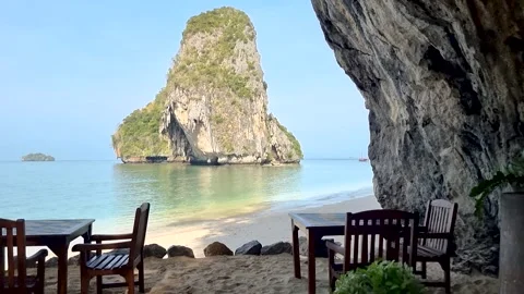 Stunning views of Railay Beach in Krabi Thailand, a hidden paradise for Vídeo Stock 329296997