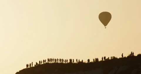 Stunning Views of Silhouettes Watching a Hot Air Balloon in Cappadocia Vidéo 252000652