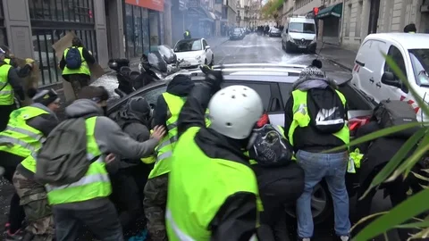Stunning violent sight of yellow vests protesters turning vehicle over on its Vidéo 103183389