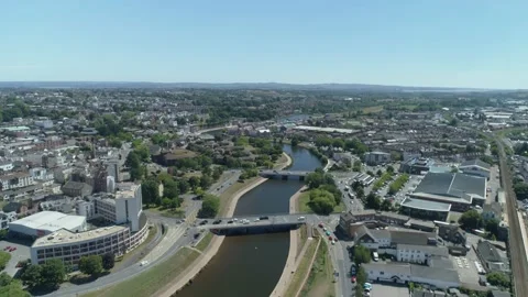 Stunning visual cityscape of the city of Exeter, bridges built up with Vidéo 142171888